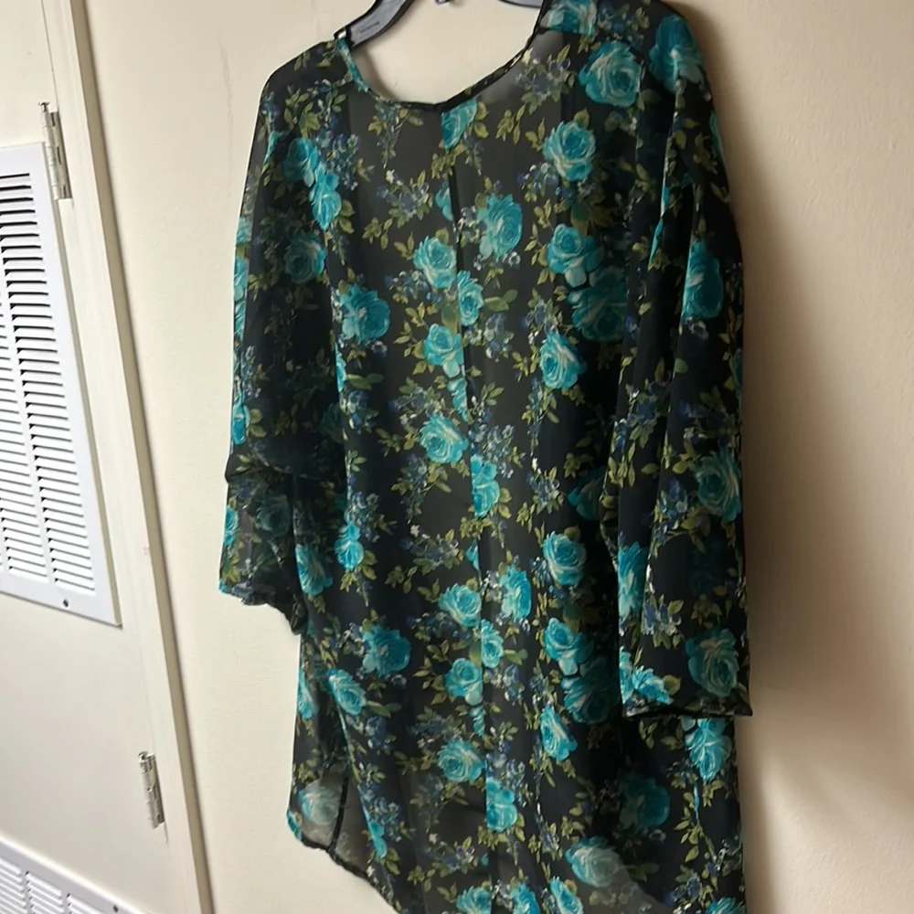 Black and Blue Floral Sheer Kimono - Picture 5 of 7